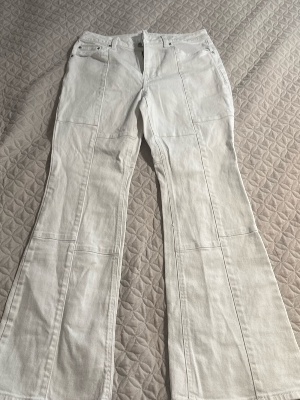 White jeans with retro stitching